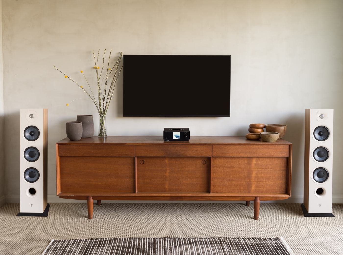 Living claro com Naim Uniti Atom e torres Focal