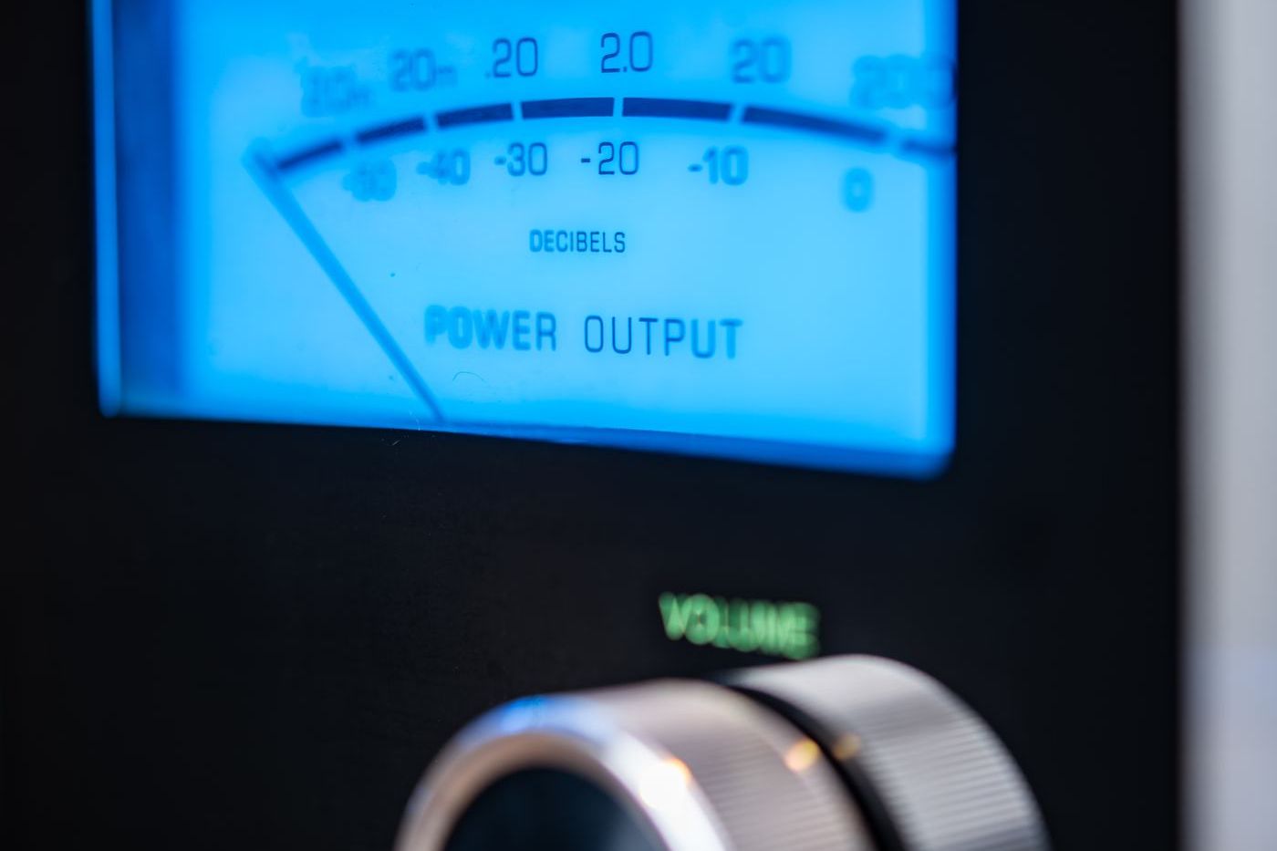 Medidor azul de um amplificador McIntosh com botão de volume